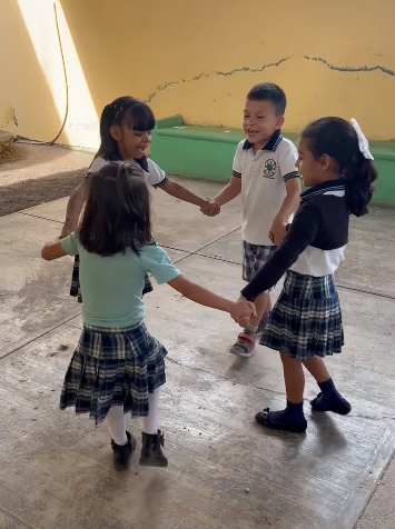 Children playing in Los Ayala